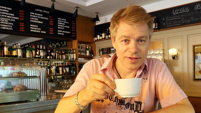 Seit einem Dreivierteljahr Neu-Schwabinger: Michael Mittermeier in der Bar Giornale. Seit einem Dreivierteljahr Neu-Schwabinger: Michael Mittermeier in der Bar Giornale.