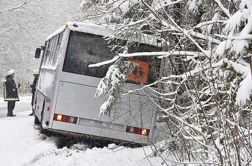 In Oberpframmern landete ein Schulbus im Straßengraben. Alle 15 Kinder blieben unverletzt.