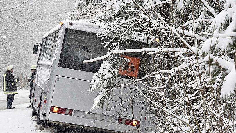 In Oberpframmern landete ein Schulbus im Straßengraben. Alle 15 Kinder blieben unverletzt. In Oberpframmern landete ein Schulbus im Straßengraben. Alle 15 Kinder blieben unverletzt.