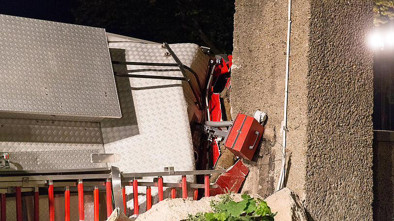 Die Feuerwehrler müssen ihren jungen Kollegen aus dem Wrack befreien.