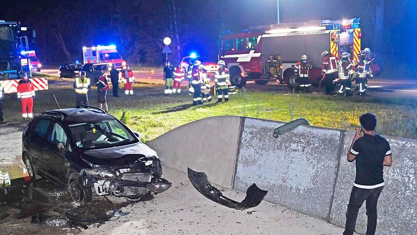 Lebensgefährlich - doch mit glimpflichem Ausgang: der Unfall an der bereits berüchtigten T-Kreuzung der M 8 mit der Kreisstraße M 9.