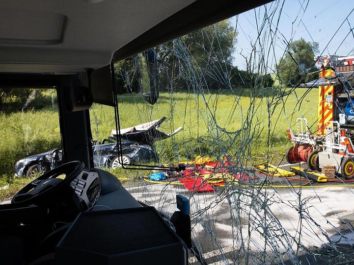 Der Bus soll trotz Gefahrenbremsung frontal mit dem Wagen kollidiert sein.