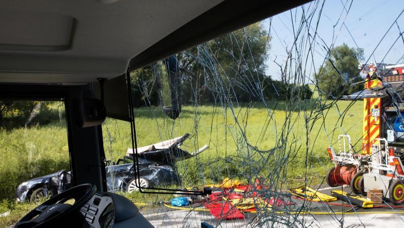 Der Bus soll trotz Gefahrenbremsung frontal mit dem Wagen kollidiert sein. Der Bus soll trotz Gefahrenbremsung frontal mit dem Wagen kollidiert sein.
