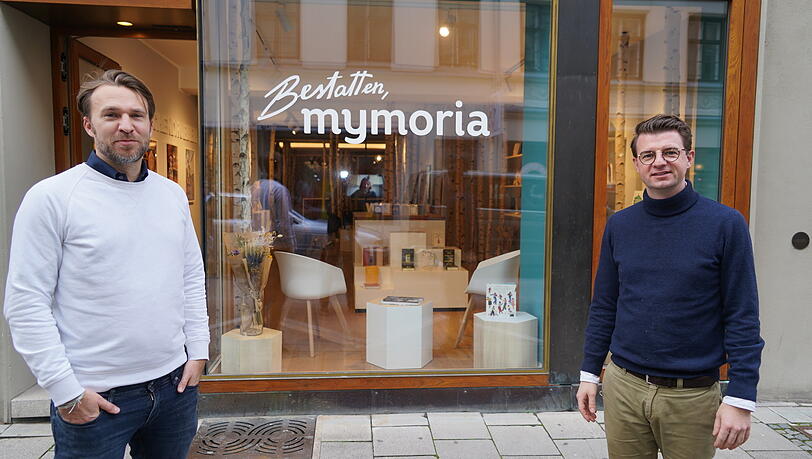 Felix Maßheimer (l.) und Björn Wolff, die Gründer von Mymoria, vor ihrer neuen "Bestattungsboutique" in der Damenstiftstraße 18.
