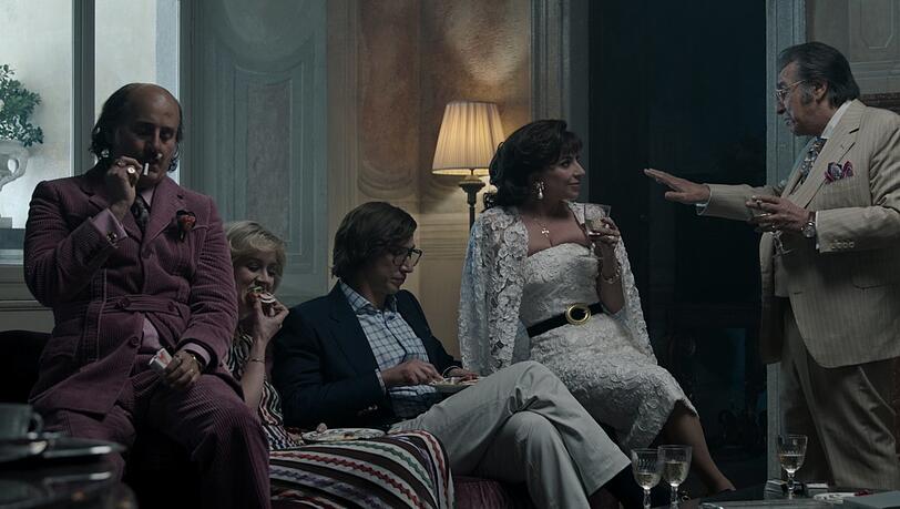Die Zukunft des Familien-Clans sichern: Al Pacino (rechts) hofft, dass die etwas ordinäre Frau (Lady Gaga) seinen Neffen (Adam Driver) zu einem würdigen Gucci-Erben und Unternehmensleiter macht. Von seinem eigenen Sohn Paolo Gucci (Jared Leto, links) und dessen Frau hält er jedenfalls nichts. Die Zukunft des Familien-Clans sichern: Al Pacino (rechts) hofft, dass die etwas ordinäre Frau (Lady Gaga) seinen Neffen (Adam Driver) zu einem würdigen Gucci-Erben und Unternehmensleiter macht. Von seinem eigenen Sohn Paolo Gucci (Jared Leto, links) und dessen Frau hält er jedenfalls nichts.