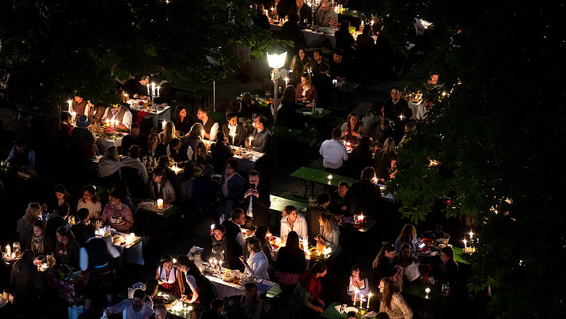 Zahlreiche Besucher des traditionellen Kocherlball sitzen am Chinesischen Turm im Englischen Garten an Biertischen. Zahlreiche Besucher des traditionellen Kocherlball sitzen am Chinesischen Turm im Englischen Garten an Biertischen.