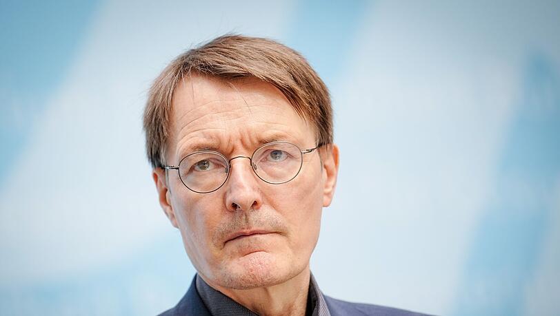 Karl Lauterbach (SPD), Bundesminister für Gesundheit, blickt kritisch zurück auf so manche Corona-Maßnahme.