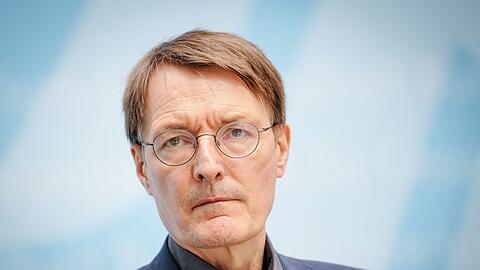 Karl Lauterbach (SPD), Bundesminister für Gesundheit, blickt kritisch zurück auf so manche Corona-Maßnahme.