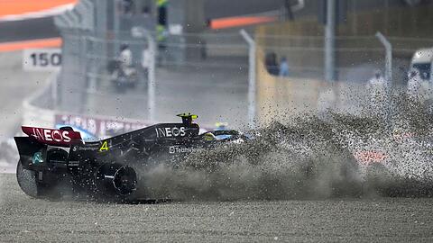 Kollision mit dem Teamkollegen: Für Lewis Hamilton war das Rennen bereits nach wenigen Metern beendet.