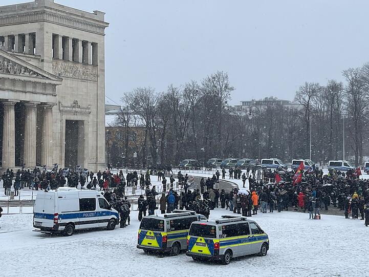 Links ist abgeschottet die AfD Veranstaltung zu sehen, rechter Seite die Gegendemonstranten.