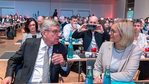 Die Politik um Sport-Staatsministerin Christiane Schenderlein (CDU, r) unterst&uuml;tzt eine deutsche Olympia-Bewerbung.