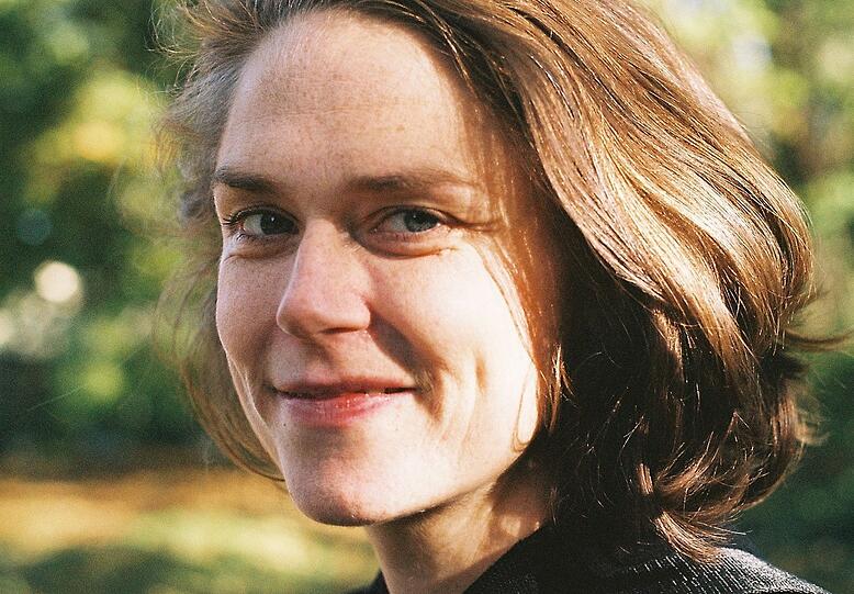 Regisseurin Rieke S&uuml;&szlig;kow: Zweimal wurde sie bereits zum Berliner Theatertreffen eingeladen, 2023 mit ihrer Urauff&uuml;hrung von Peter Handkes &bdquo;Zwiegespr&auml;ch&ldquo; am Wiener Burgtheater, 2024 mit ihrer Version von Werner Schwabs &bdquo;&Uuml;bergewicht, unwichtig: Unform&ldquo; am Staatstheater N&uuml;rnberg.