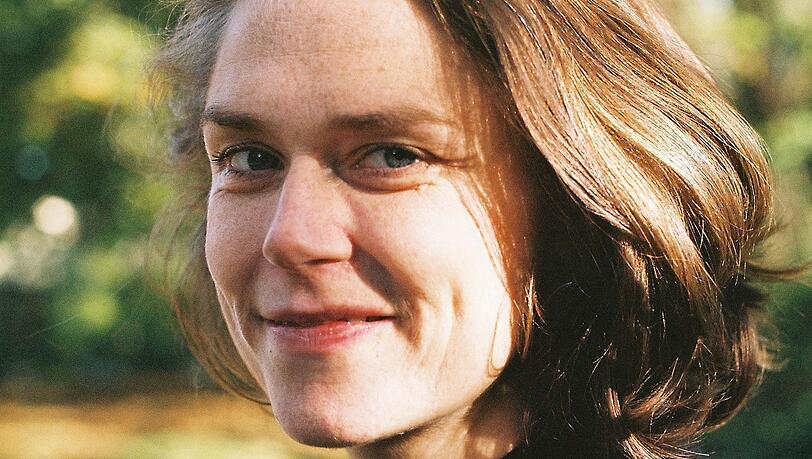 Regisseurin Rieke Süßkow: Zweimal wurde sie bereits zum Berliner Theatertreffen eingeladen, 2023 mit ihrer Uraufführung von Peter Handkes „Zwiegespräch“ am Wiener Burgtheater, 2024 mit ihrer Version von Werner Schwabs „Übergewicht, unwichtig: Unform“ am Staatstheater Nürnberg. Regisseurin Rieke Süßkow: Zweimal wurde sie bereits zum Berliner Theatertreffen eingeladen, 2023 mit ihrer Uraufführung von Peter Handkes „Zwiegespräch“ am Wiener Burgtheater, 2024 mit ihrer Version von Werner Schwabs „Übergewicht, unwichtig: Unform“ am Staatstheater Nürnberg.