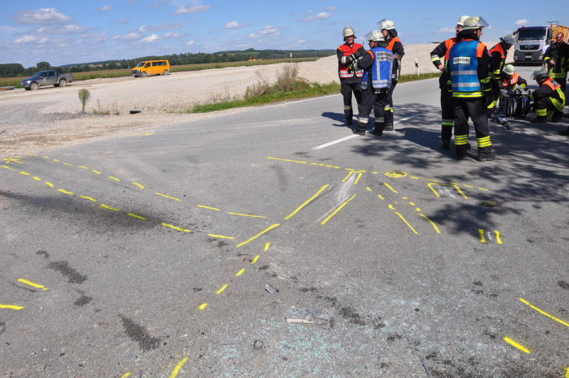 Polizeiwagen kracht in Betonmischer - Die Bilder vom schrecklichen Unfall
