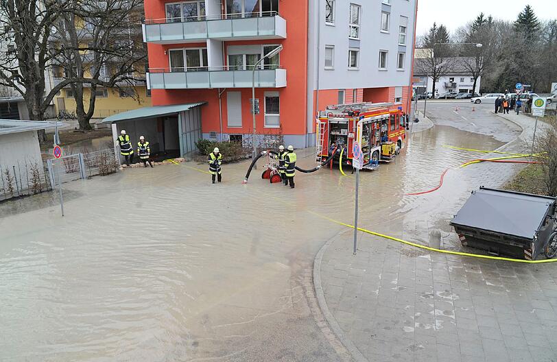 Hauptleitung gebrochen: In Pasing stand das Wasser teilweise 30 Zentimeter hoch