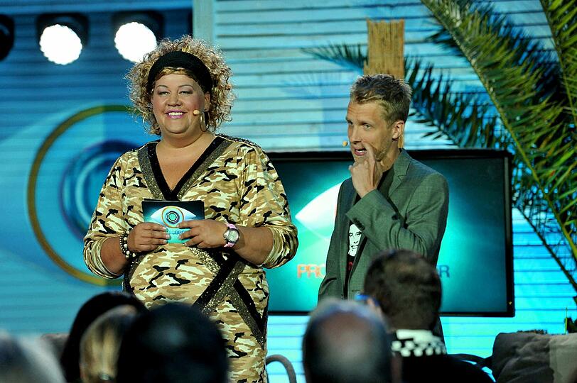Promi Big Brother auf Sat1: Die Bilder von Tag 1. Jenny Elvers geht auf Tuchfühlung, Hasselhoff pennt.