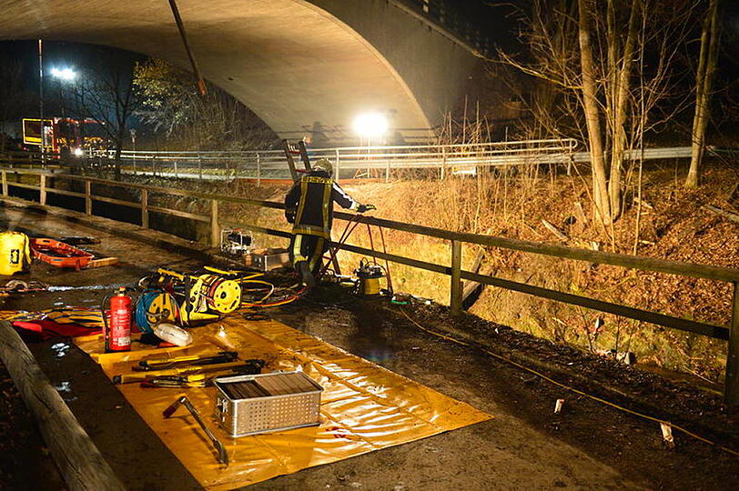Schrecklicher Unfall bei Waging am See: Ein Auto fällt von einer Brücke. Die beiden Insassen werden schwer verletzt. Die Bilder von der Bergung...