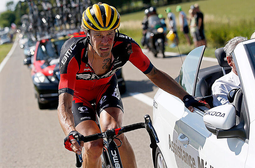 "Wer nichts riskiert, kann auch nichts gewinnen. Sicherlich geschehen auch deswegen die vielen Stürze", sagt Tony Martin. Gut 55 Kilometer vor dem Ziel der dritten Etappe der Tour de France kommt es bei Tempo 42 zu einem schweren Massensturz. Gelbträger Fabian Cancellara überschlägt sich, später kommt die bittere Diagnose: Zwei Rückenwirbel gebrochen. Das Aus.