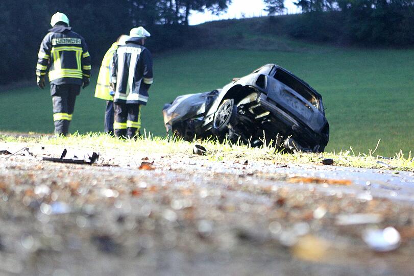 Zwei junge Männer sind mit ihrem Mini-Cooper frontal in einem Baum gekracht. Das Auto ging sofort in Flammen auf, die beiden 20-Jährigen verbrannten. Die Bilder.