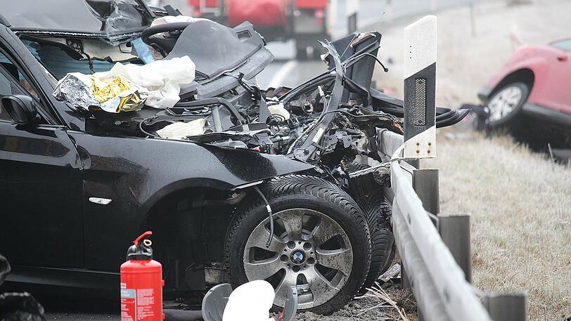 Am Donnerstagmorgen stießen zwei Autos auf einer Bundesstraße frontal zusammen. Beide Fahrer starben noch am Unfallort. Die Bilder des Unfalls.