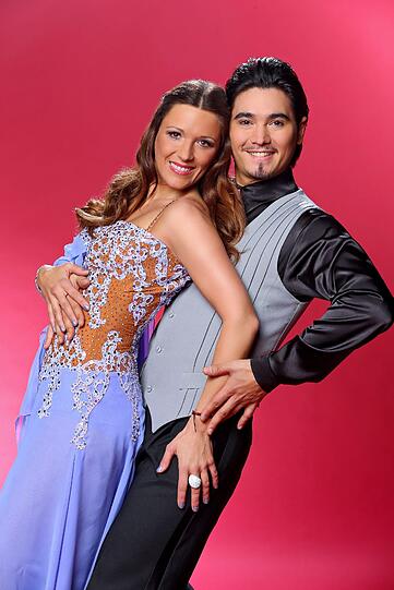 Simone Ballack (37, 1,73 m) tanzt mit Erich Klann (25, 1,80 m). Rumba zu "Listen To Your Heart" von Roxette.
