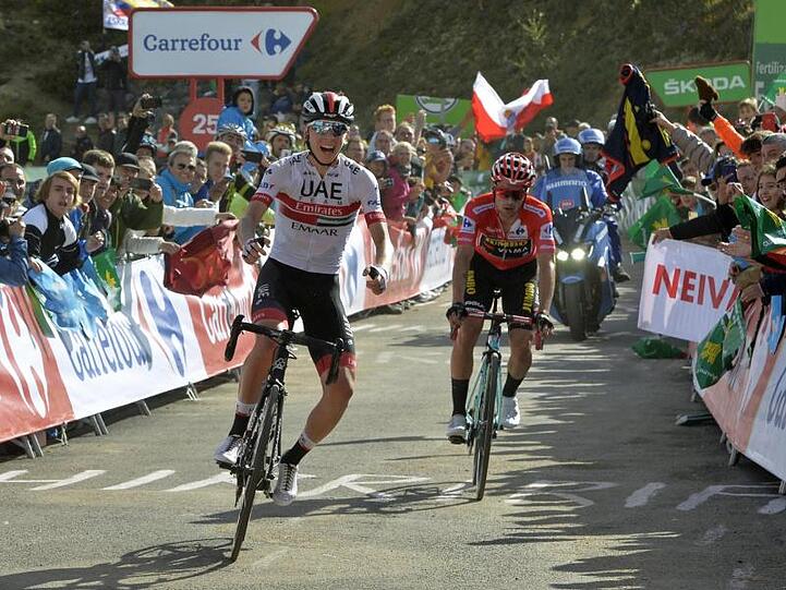 Tadej Pogacar (l) jubelt im Ziel vor Primoz Roglic.