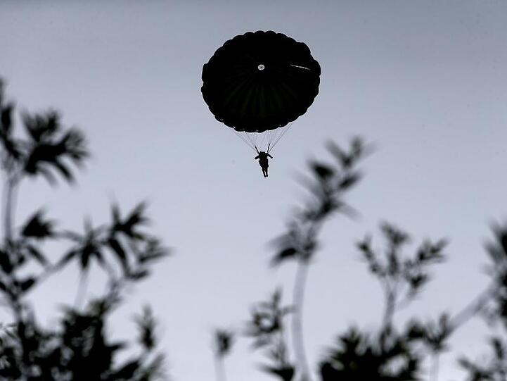 Anlässlich des Jahrestags springen die Fallschirmspringer aus C-47 Transportflugzeugen.