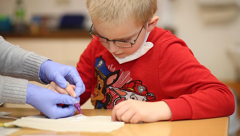Zwar werden Grundschüler bei den Schnelltests unterstützt, das Teststäbchen müssen sie aber meist selbst in die Nase einführen. "Das ist sehr unangenehm und fehleranfällig", sagt eine Landshuter Mutter. Deshalb hat sie eine Petition für Spucktests an Grundschulen gestartet. Zwar werden Grundschüler bei den Schnelltests unterstützt, das Teststäbchen müssen sie aber meist selbst in die Nase einführen. "Das ist sehr unangenehm und fehleranfällig", sagt eine Landshuter Mutter. Deshalb hat sie eine Petition für Spucktests an Grundschulen gestartet.