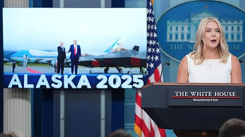 Trumps Sprecherin bekräftigte, dass Putin einem Treffen mit Selenskyj zugestimmt habe.