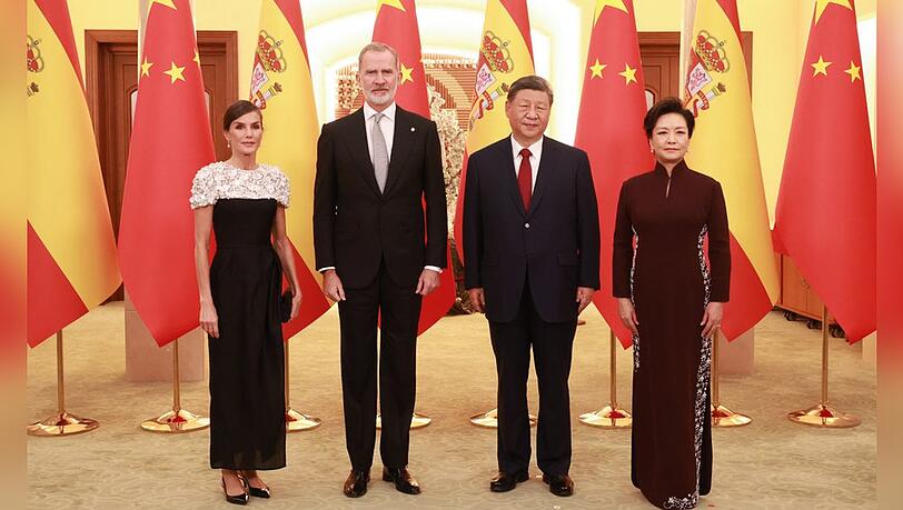 Königin Letizia und König Felipe VI. von Spanien posieren in Peking mit Chinas Präsident Xi Jinping und First Lady Peng Liyuan. Königin Letizia und König Felipe VI. von Spanien posieren in Peking mit Chinas Präsident Xi Jinping und First Lady Peng Liyuan.