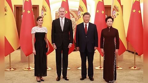 Königin Letizia und König Felipe VI. von Spanien posieren in Peking mit Chinas Präsident Xi Jinping und First Lady Peng Liyuan.