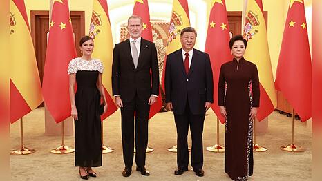 Königin Letizia und König Felipe VI. von Spanien posieren in Peking mit Chinas Präsident Xi Jinping und First Lady Peng Liyuan.