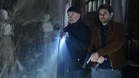 "Ein starkes Team: Das letzte Opfer": Otto Garber (Florian Martens, l.) und Nils Makowski (Lucas Reiber) bietet sich ein schockierender Anblick.