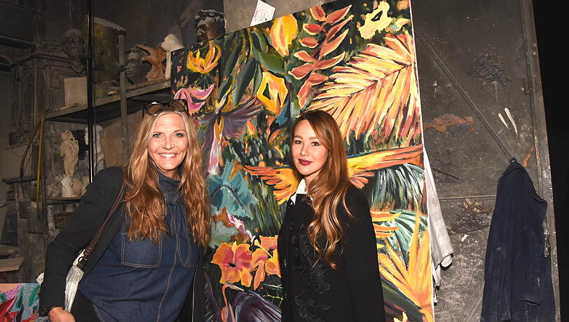 Da werden Dschungel-Erinnerungen wach: Nicole Belstler-Boettcher beim ersten öffentlichen Auftritt nach ihrer Australien-Rückkehr. Rechts: Kathleen Schmidt, Schöpferin dieses Bildes. Da werden Dschungel-Erinnerungen wach: Nicole Belstler-Boettcher beim ersten öffentlichen Auftritt nach ihrer Australien-Rückkehr. Rechts: Kathleen Schmidt, Schöpferin dieses Bildes.