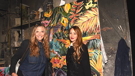 Da werden Dschungel-Erinnerungen wach: Nicole Belstler-Boettcher beim ersten &ouml;ffentlichen Auftritt nach ihrer Australien-R&uuml;ckkehr. Rechts: Kathleen Schmidt, Sch&ouml;pferin dieses Bildes.