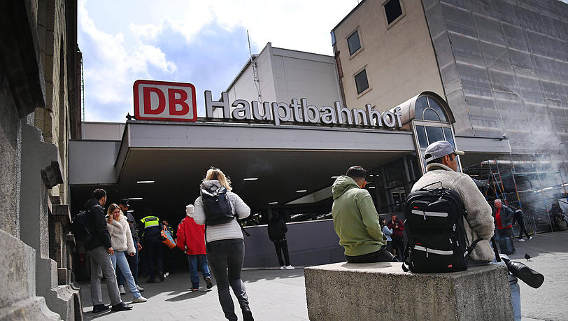 Blick auf den Eingang zum Hauptbahnhof München. Blick auf den Eingang zum Hauptbahnhof München.