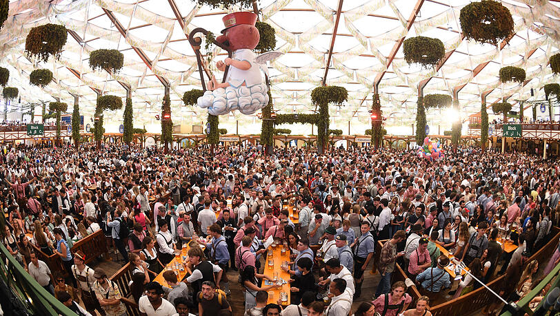 Gäste feiern im Hofbräuzelt nach dem Anstich auf dem Oktoberfest. Gäste feiern im Hofbräuzelt nach dem Anstich auf dem Oktoberfest.
