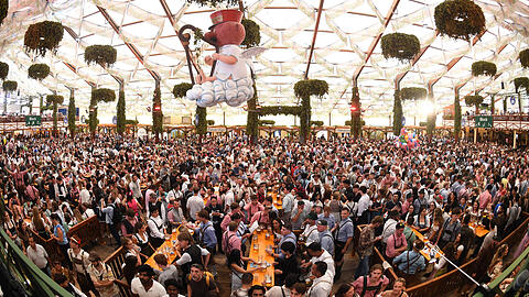 G&auml;ste feiern im Hofbr&auml;uzelt nach dem Anstich auf dem Oktoberfest.