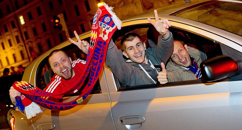 Trotz der begeisterten Fans ging's bei der Feierei in Schwabing...