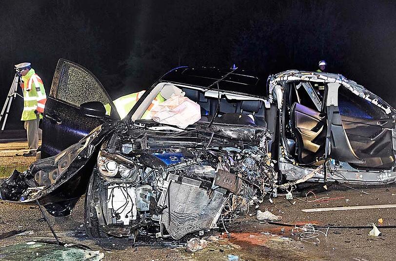 Die Straße gleicht einem Trümmerfeld: Ein 48-jähriger Mann raste mit seinem Wagen gegen einen Ampelmasten. Einen Tag später starb er im Krankenhaus.
