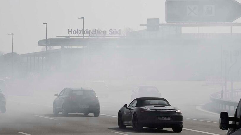 Auf der A8 Richtung München geriet am Montag ein Lkw in Brand.