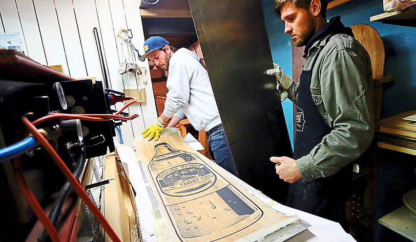 Frisch aus der Presse: Jetzt wird das Snowboard in Form gebracht.