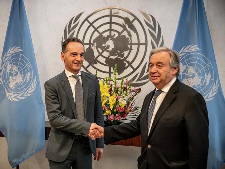 Außenminister Maas wird von UN-Generalsekretär António Guterres begrüßt.