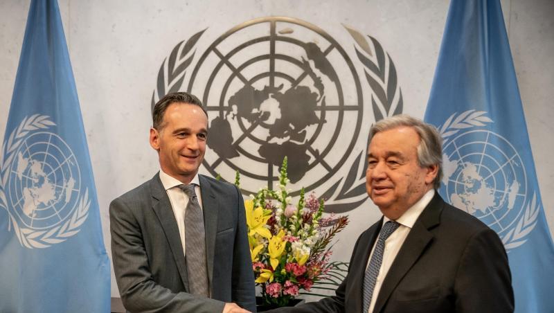 Außenminister Maas wird von UN-Generalsekretär António Guterres begrüßt.