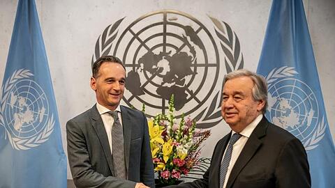 Außenminister Maas wird von UN-Generalsekretär António Guterres begrüßt.