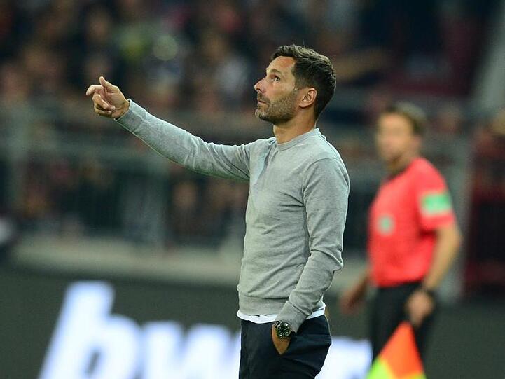 Fürths Trainer Stefan Leitl gibt Anweisungen. Foto: Daniel Bockwoldt/Archivbild