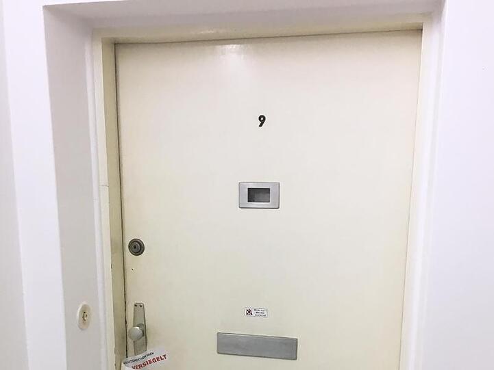 Die Eingangstür zur Wohnung des verdächtigen Mannes.