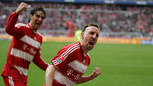 Luca Toni (l.) ist 1,96 Meter lang, Franck Ribéry ist 26 Zentimeter kleiner. In Getafe soll das ungleiche Star-Pärchen heute gemeinsam Größe beweisen. Luca Toni (l.) ist 1,96 Meter lang, Franck Ribéry ist 26 Zentimeter kleiner. In Getafe soll das ungleiche Star-Pärchen heute gemeinsam Größe beweisen.