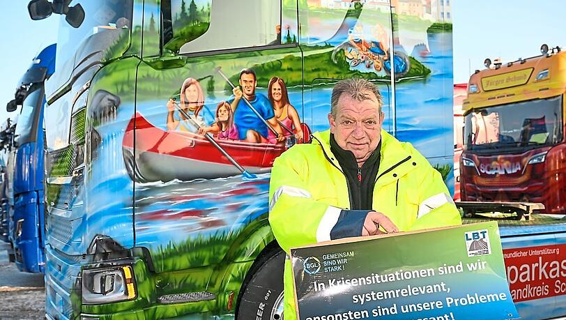 Jürgen Schmids Firma bei Schwandorf hat zehn Sattelschlepper, für die zahlt er nun fast doppelt so viel Maut, "eine Frechheit", findet er. Jürgen Schmids Firma bei Schwandorf hat zehn Sattelschlepper, für die zahlt er nun fast doppelt so viel Maut, "eine Frechheit", findet er.