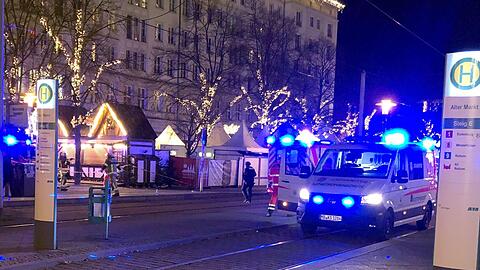 Einsatzkräfte von Rettungsdiensten sind im Einsatz auf dem Weihnachtsmarkt in Magdeburg.